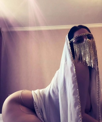 Изысканная блондинка с аппетитной фигурой приглашает вас в мир страсти и наслаждения. Умею слушать и развлекать, готова побаловать вас по-настоящему. Жду звонка от достойного кавалера! 2408, 23 года